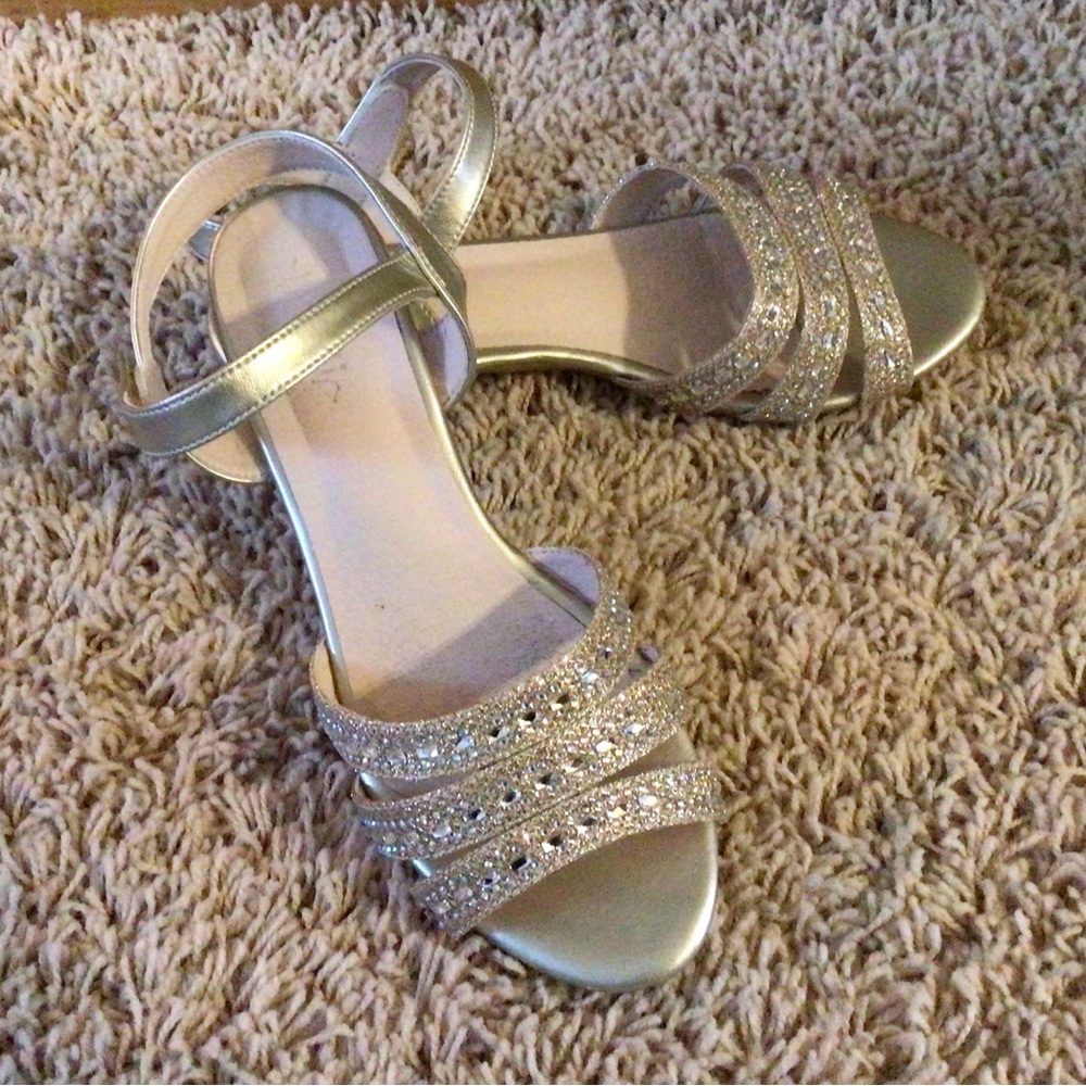 Elegant Champagne Strappy Big Girls Sandals Size 2.5 - Picture 2 of 8
